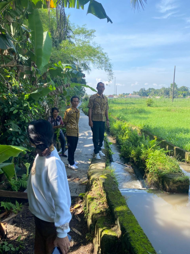Pemerintah Desa Selanbawak Meninjau Pembetonan Jalan Di Subak Selanbawak